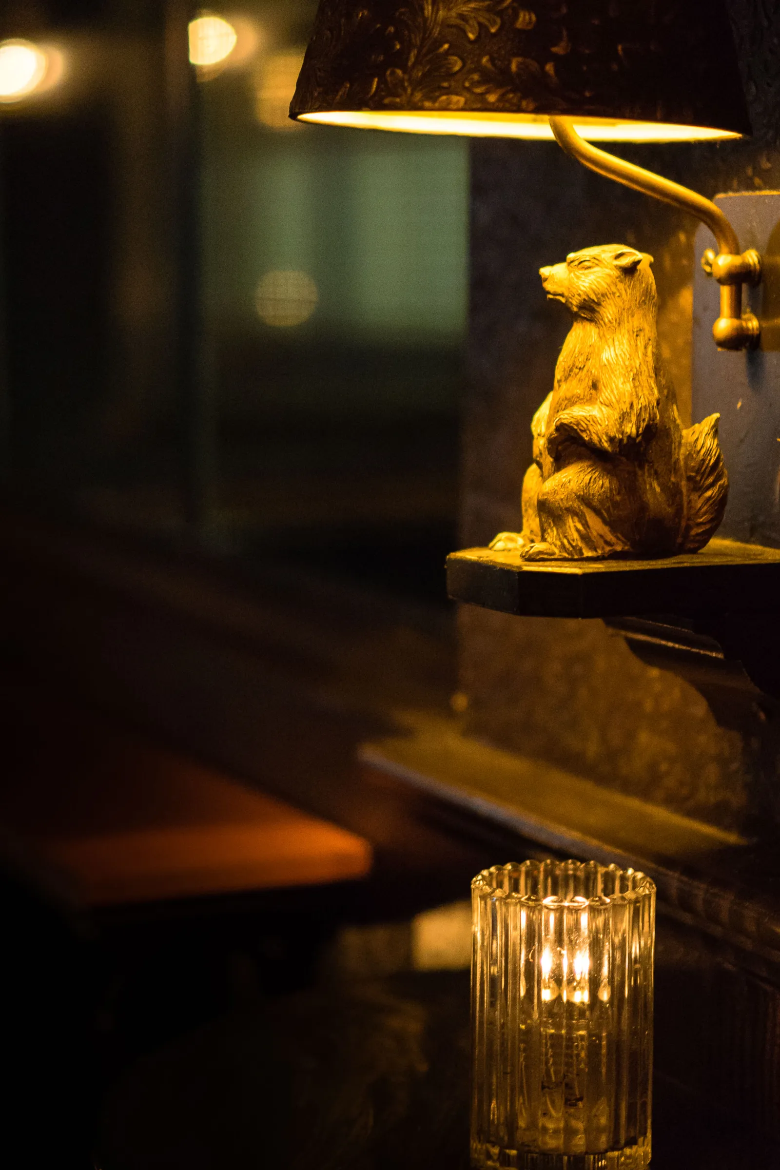 A gopher statue lamp on the bar